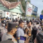 Gelar Aksi di DPRD Riau, Mahasiswa Suarakan Kepemimpinan Gubri